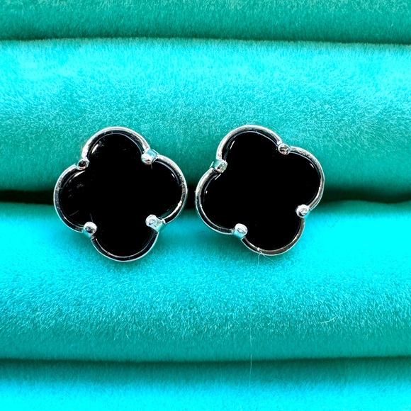 Clover Earrings. 10k White Gold - Picture 1 of 3